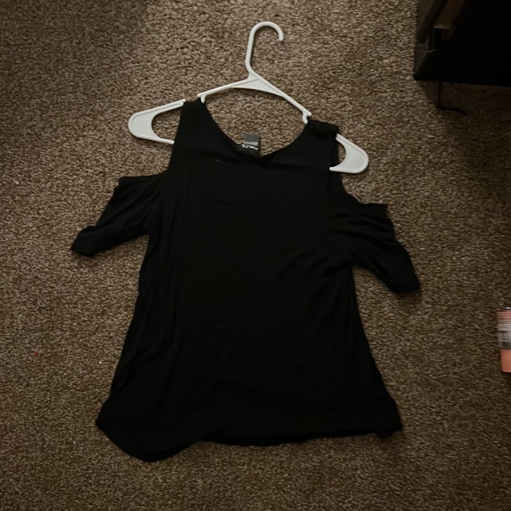 Cute shoulder solid Tee. Rue 21 Size:M - Picture 2 of 3